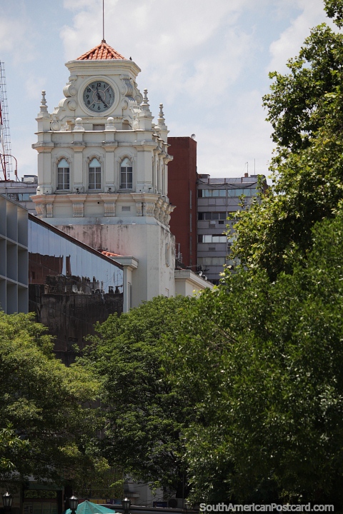 Bela torre do relógio e edifício ao lado do parque em Córdoba. (480x720px). Argentina, América do Sul.