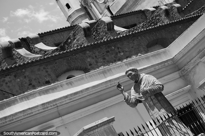 Bonita mampostera sobre la estatua del edificio de la catedral de Crdoba. (720x480px). Argentina, Sudamerica.
