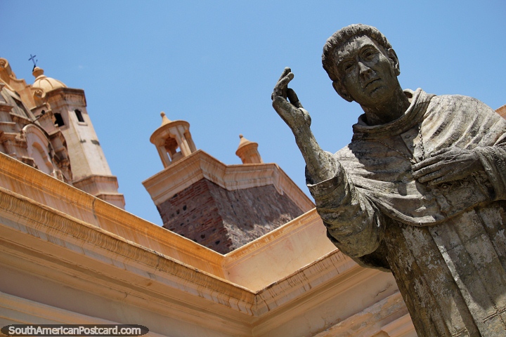 Mamerto Esquiu (1826-1883), fraile, estatua frente a la catedral de Crdoba. (720x480px). Argentina, Sudamerica.