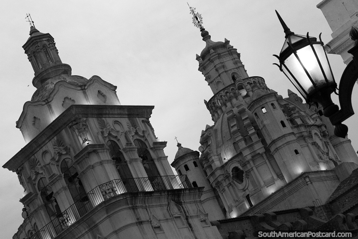 Catedral al anochecer y una farola, en blanco y negro, Crdoba. (720x480px). Argentina, Sudamerica.