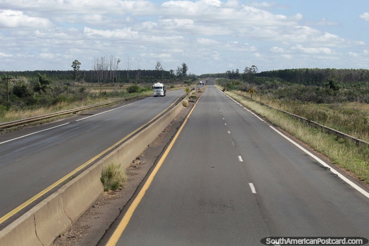 South-east highway out of Paso de los Libres. (720x480px). Argentina, South America.