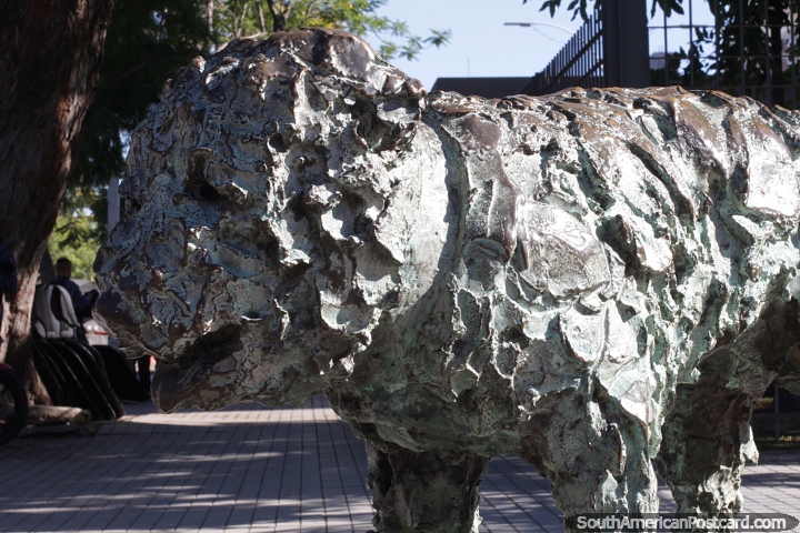Fernando de Victor Marchese, escultura em bronze de um cachorro em Resistencia. (720x480px). Argentina, Amrica do Sul.