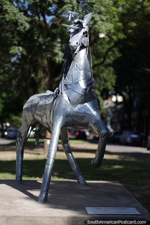 Unicornio de Ruben Manas, escultura de unicrnio em metal em Resistencia. (480x720px). Argentina, Amrica do Sul.