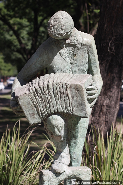 El Gemido de un Fuelle de Francisco Martire, escultura de un acordeonista en Resistencia. (480x720px). Argentina, Sudamerica.