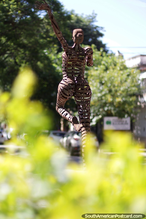 Escultura en metal de una mujer saltando en Resistencia. (480x720px). Argentina, Sudamerica.