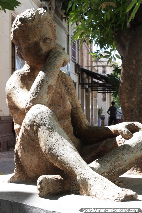 Serenidad de Yan Nistal, escultura de un nio en Resistencia. (480x720px). Argentina, Sudamerica.