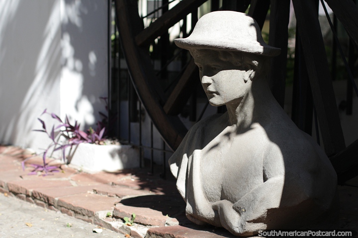 Mujer con sombrero, escultura de cemento en la calle de Resistencia. (720x480px). Argentina, Sudamerica.