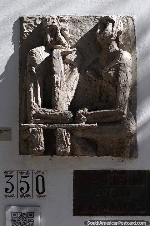 Pequena escultura de um homem e uma mulher numa parede exterior de Resistncia. (480x720px). Argentina, Amrica do Sul.