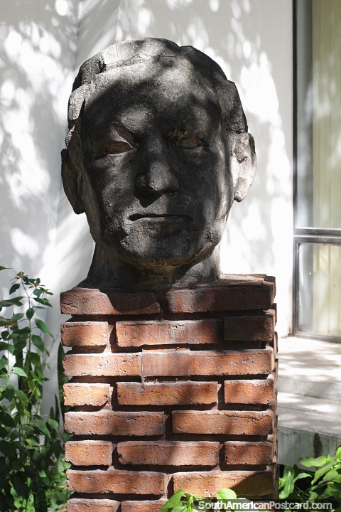 Escultura de una cabeza de hombre sobre un pedestal de ladrillo en Resistencia. (480x720px). Argentina, Sudamerica.