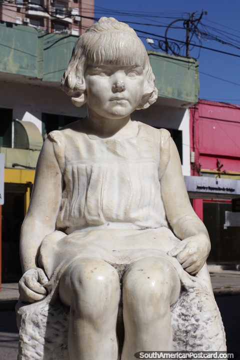 Escultura de una mueca llamada Tranquilidad por Gonzalo Leguizamn Pondal en Resistencia. (480x720px). Argentina, Sudamerica.