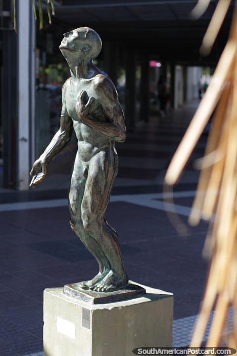 Obra de bronce de un hombre en la calle en Resistencia, la ciudad del arte, las esculturas y las estatuas. (480x720px). Argentina, Sudamerica.