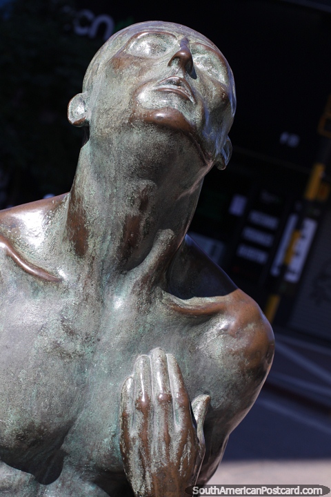 Ansia de Luz de Herminio Blotta, escultura de bronce de una figura en la calle en Resistencia. (480x720px). Argentina, Sudamerica.