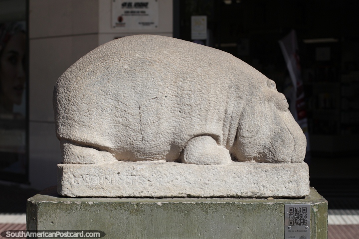 Hipopotamo, sculpture by Juan Carlos Labourdette in Resistencia. (720x480px). Argentina, South America.