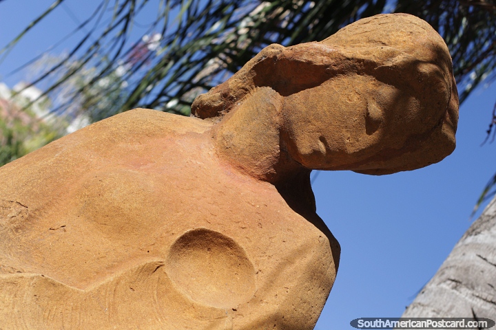 Estatua de piedra bonita de una mujer llamada Frustracion por Maria Arrigotti en Resistencia. (720x480px). Argentina, Sudamerica.