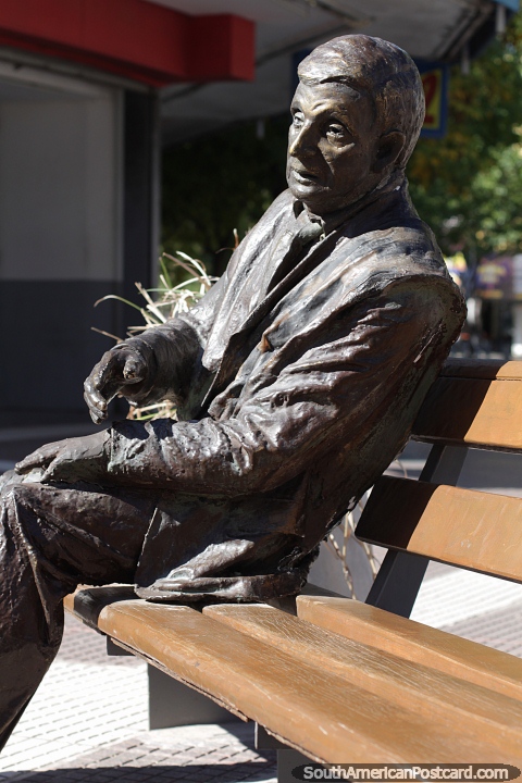 Dialogando con Don Luis, escultura sentada en una banca en Resistencia de Humberto Lamberti. (480x720px). Argentina, Sudamerica.
