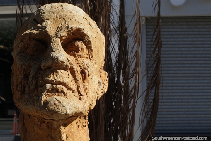 Cabeza (Head), sculpture in Resistencia by Aurelio Macchi, 2011. (720x480px). Argentina, South America.