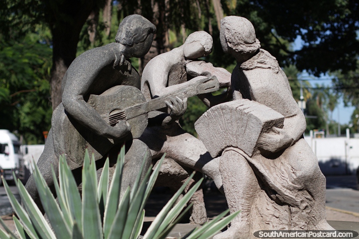 Bordeando de Francesco Martire, escultura de 3 msicos actuando en Resistencia. (720x480px). Argentina, Sudamerica.