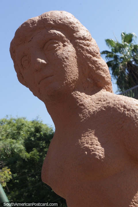 Figura de Vicente Puig, escultura realizada en 1961 expuesta en Resistencia. (480x720px). Argentina, Sudamerica.
