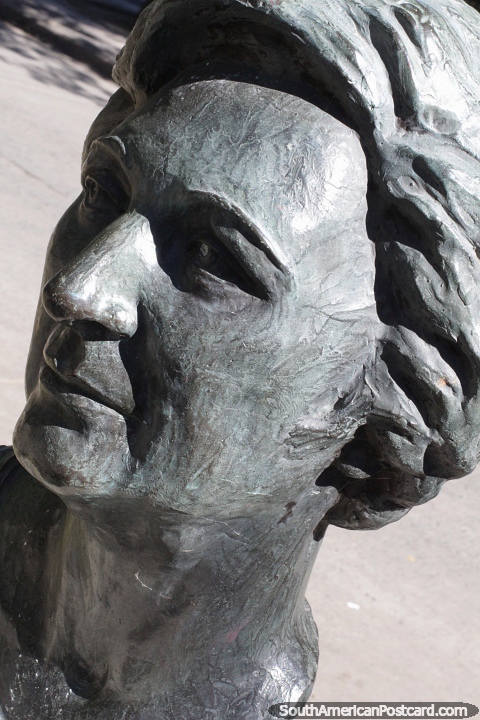 Yolanda P. de Elizondo (1905-1981), profesora de msica, escultura de Aida Prez Bartolom en Resistencia. (480x720px). Argentina, Sudamerica.