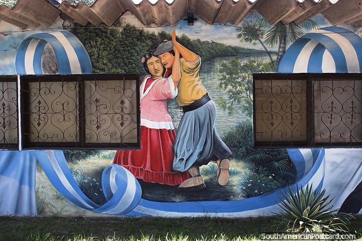 Hermoso mural de un hombre y una mujer bailando con traje tradicional en Resistencia. (720x480px). Argentina, Sudamerica.