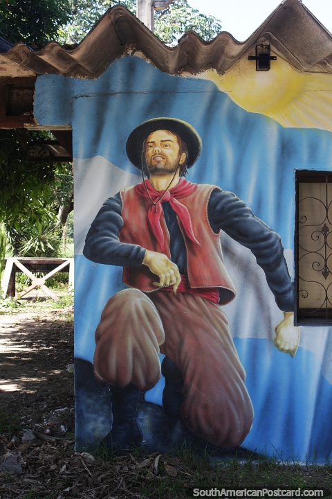 Homem vestido com roupas tradicionais elegantes, mural em Resistncia. (480x720px). Argentina, Amrica do Sul.