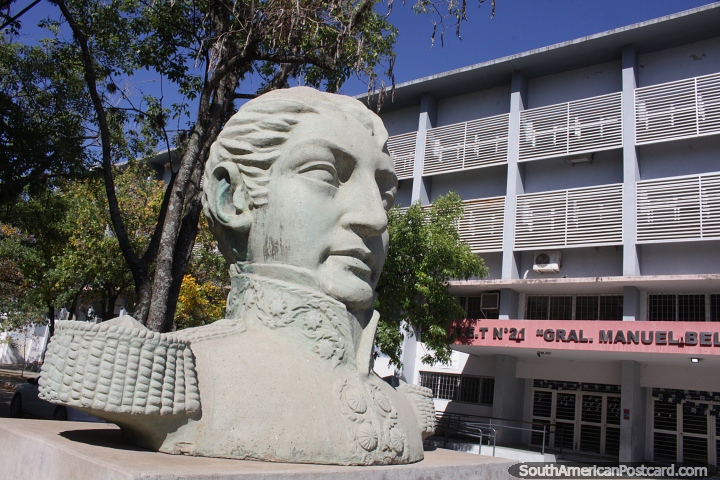 Escultura de la cabeza enorme de Manuel Belgrano, famosa en Argentina, en Resistencia. (720x480px). Argentina, Sudamerica.