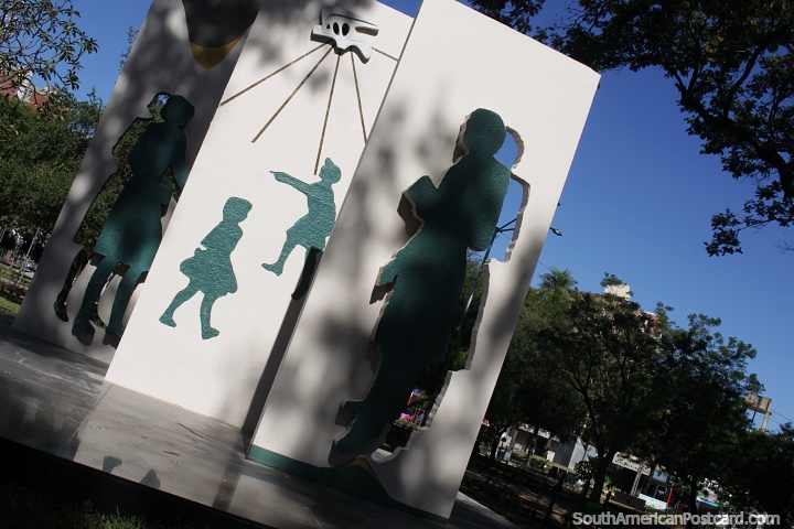 Monumento e obra de arte com pessoas na Praa 25 de Maio em Resistncia. (720x480px). Argentina, Amrica do Sul.