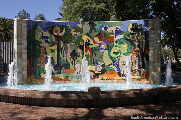 Mural e fonte do Chaco feitos de azulejos com muitas cores na Plaza 25 de Mayo em Resistencia. (720x480px). Argentina, Amrica do Sul.