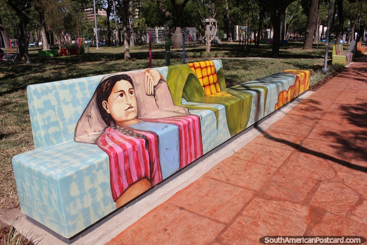 Mural sobre una banca que representa la cosecha de maz en Resistencia. (720x480px). Argentina, Sudamerica.