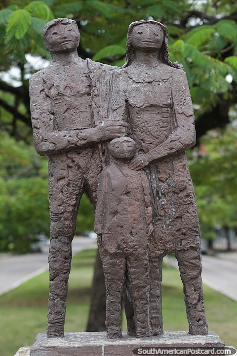 Familia, escultura en bronce de Francisco Reyes en Resistencia. (480x720px). Argentina, Sudamerica.