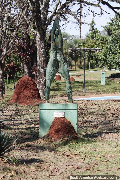 Escultura (1990) intitulada Rumo ao Topo (Hacia lo Alto) de Isabel Lopez em Aristobulo del Valle, muitos formigueiros. (480x720px). Argentina, Amrica do Sul.