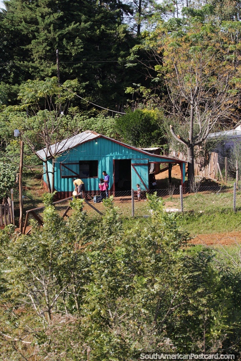 Pequena casa e zona rural ao redor do Parque Nacional Cruce Caballero, San Pedro, Misiones. (480x720px). Argentina, Amrica do Sul.