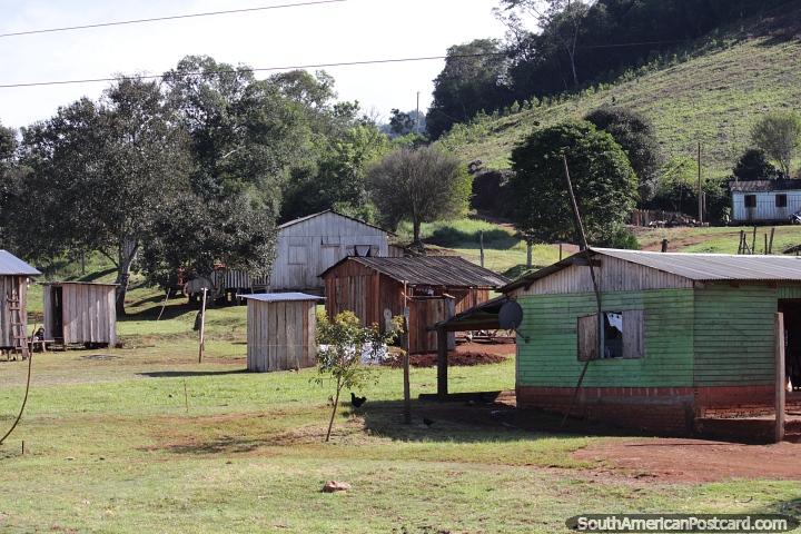 Comunidade no campo e colinas ao norte de San Pedro at Pozo Azul, Misiones. (720x480px). Argentina, Amrica do Sul.