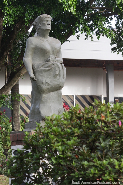 Estatua de una mujer en los jardines del ayuntamiento de Puerto Rico, Misiones. (480x720px). Argentina, Sudamerica.