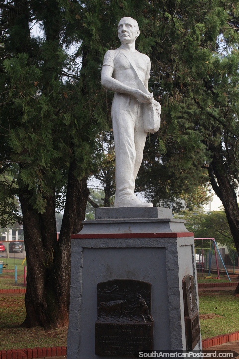 Statue in homage to the first people who came to Puerto Rico Misiones since its foundation in 1919. (480x720px). Argentina, South America.