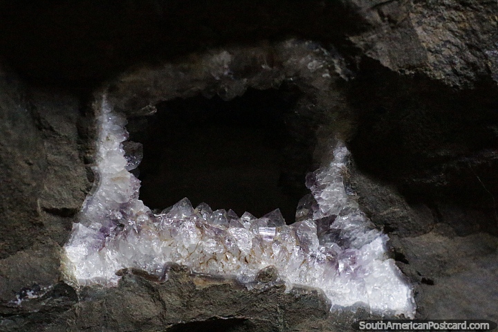 Grupos de piedras preciosas se forman a partir de un agujero en la pared de una cueva en Wanda, Misiones. (720x480px). Argentina, Sudamerica.