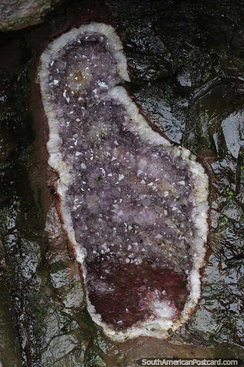 Piedras preciosas y cristales de cuarzo incrustados en las paredes de las minas de Wanda en Misiones. (480x720px). Argentina, Sudamerica.
