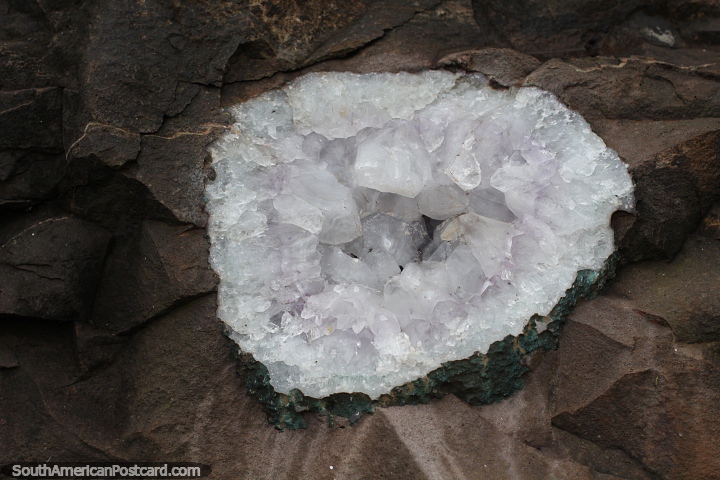 Formacin de cristales blancos redondos en la Mina de Piedras Preciosas de Wanda, Misiones. (720x480px). Argentina, Sudamerica.