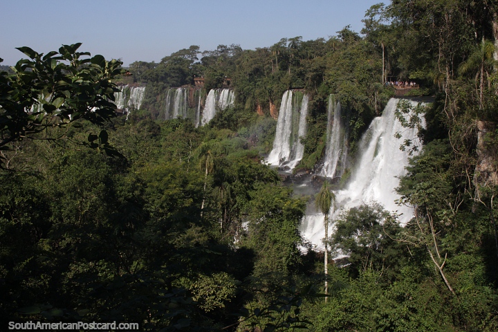 As incrveis cachoeiras que fluem da floresta em Puerto Iguazu. (720x480px). Argentina, Amrica do Sul.