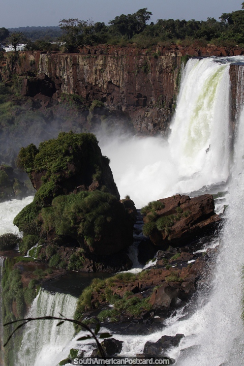 O rugido estrondoso da gua batendo nas rochas de Puerto Iguazu. (480x720px). Argentina, Amrica do Sul.