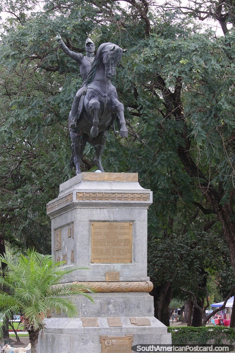 General Jos de San Martin a cavalo, monumento em Formosa. (480x720px). Argentina, Amrica do Sul.