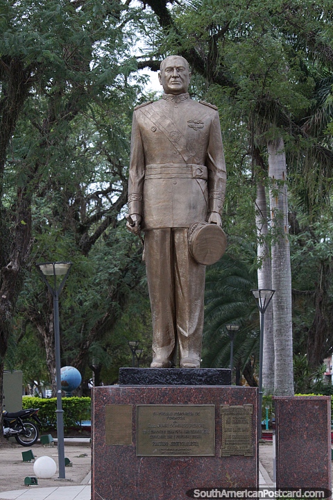 Gral. Juan Domingo Pern (1895-1974), ex Presidente de Argentina, estatua en Formosa. (480x720px). Argentina, Sudamerica.
