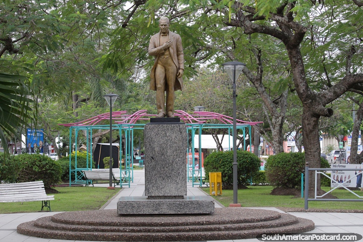 Dr. Hipolito Irigoyen (1852-1933), ex-President, a statue in Formosa. (720x480px). Argentina, South America.