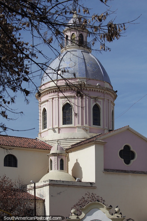 Cpula de la catedral de Salta construida en 1882 en estilo neobarroco. (480x720px). Argentina, Sudamerica.