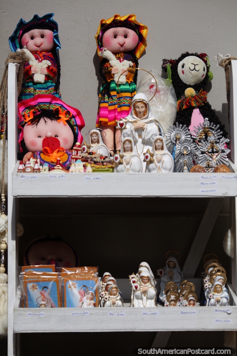 Muecas coloridas y souvenirs a lo largo de la calle de Salta. (480x720px). Argentina, Sudamerica.