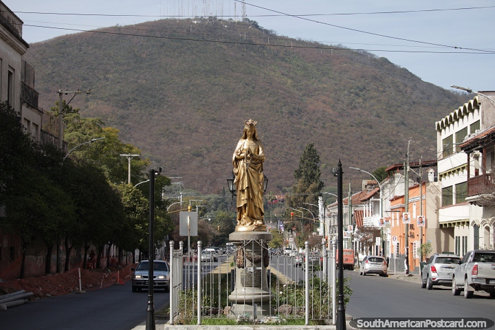Estatua dorada de la Virgen Inmaculada frente al Cerro San Bernardo en Salta. (720x480px). Argentina, Sudamerica.