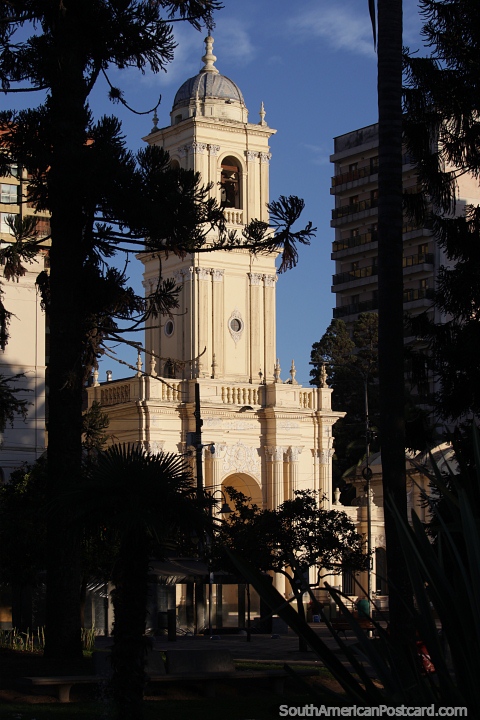 A luz do sol da manh atinge a Catedral Baslica do Santo Salvador (1761-65) em Jujuy. (480x720px). Argentina, Amrica do Sul.