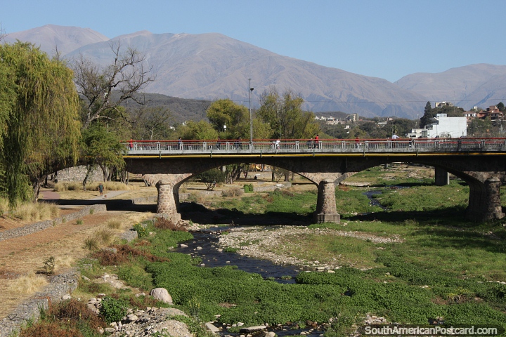 Ponte sobre o rio Xibi, gramado e pedregoso, com montanhas atrs em Jujuy. (720x480px). Argentina, Amrica do Sul.