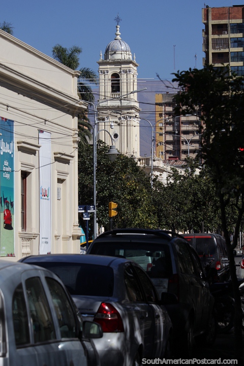 Torre da catedral em Jujuy, vista ao fundo da rua. (480x720px). Argentina, Amrica do Sul.