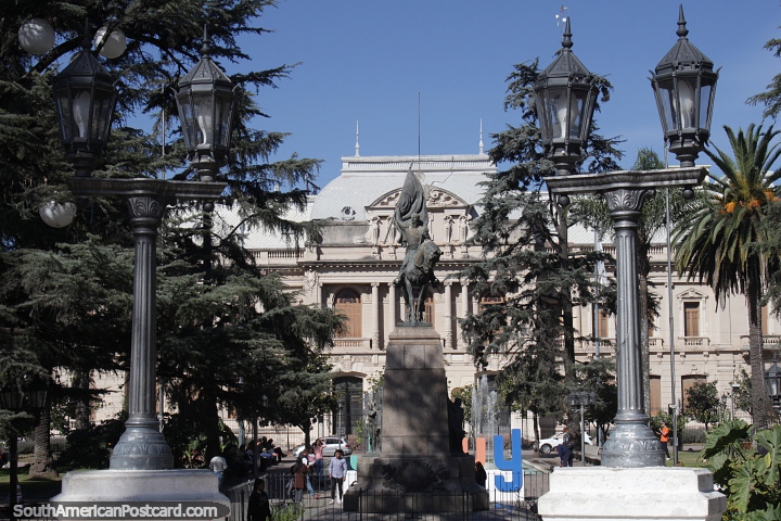 A magnfica Plaza Belgrano em Jujuy em homenagem ao General Manuel Belgrano (1770-1820). (720x480px). Argentina, Amrica do Sul.